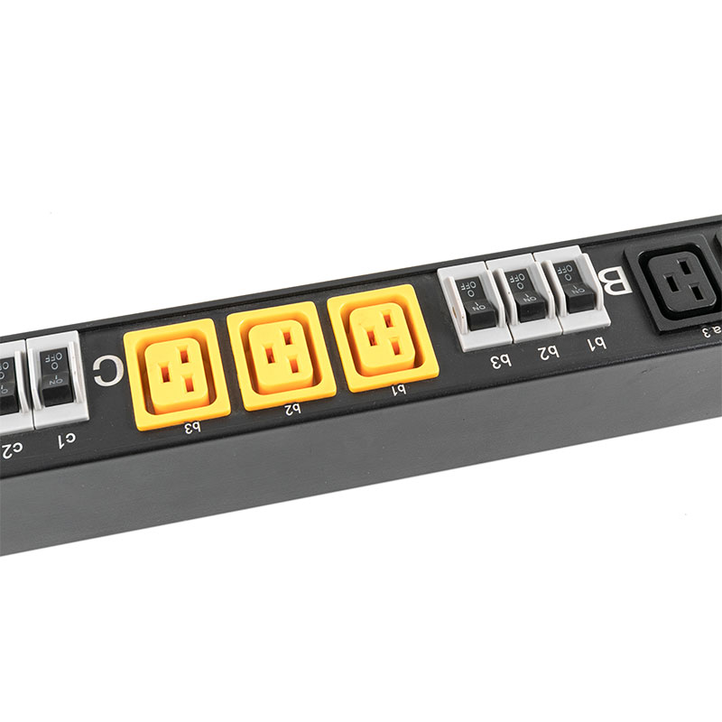 Rack comutado de proteção contra sobrecarga do disjuntor vertical C13 C19 trifásico de 10 saídas Pdu